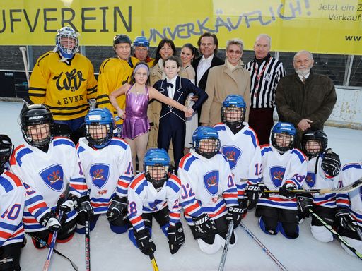  Wiener Eislaufverein: Besucheransturm beim EISFRÜHLING 2008, Hintere Reihe v.l.n.r.: 2.v.l. Mag. Herbert Haiszan (WEV-Oldstars), 4.v.l. Claudia Kristofics-Binder, 7.v.l.: Trixi Schuba (Vorstandsmitglied WEV), 8.v.l. Carl Michael Belcredi, 9.v.l. Toni MÜLLER (Vizepräsident WEV)
http://pressefotos.at/m.php?g=1&u=1&dir=200803&e=20080308_w&a=event