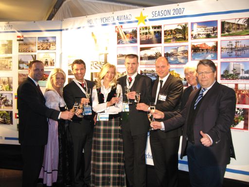 Vorschau Bild von (v.l.n.r.) LA Josef Geisler, Gabi Heim, Heinz Binder, Gerda und Johannes Geiger, HotelCheck-Manager, TVB Obmann Werner Kostenzer, NR Franz Hörl