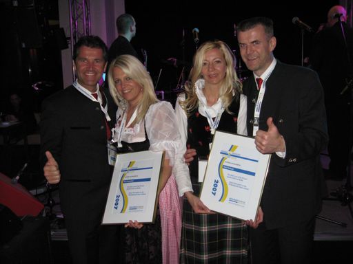  Überreichung - HotelCheck-Berlin: (v.l.n.r.:) Heinz Binder und Gabi Heim - Hotel Haidachhof - Fügen im Zillertal; Gerda und Johannes Geiger - Hotel Pachmair - Uderns
