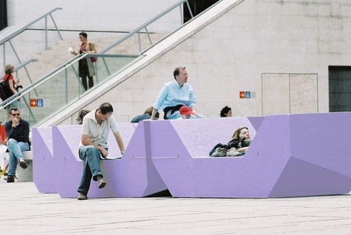 Die Wahl der MQ Möbelfarbe 2008 ist entschieden: Mit rund 97.000 Stimmen konnte sich die Farbe fastaustriaviolett letztendlich klar gegen den Konkurrenten beinaherapidgrün (rund 44.000 Stimmen) durchsetzen.