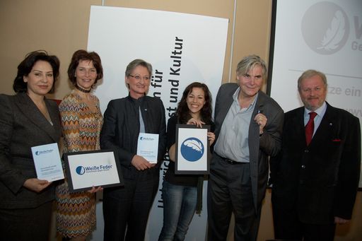  Im Bild v.l.n.r. Brigitte Karner (Schauspielerin), Maya Hakvoort (Musicalstar), BM Dr. Claudia Schmied (Bundesministerin für Unterricht, Kunst und Kultur), Marjan Shaki (Musicalstar), Peter Simonischek (Schauspieler) und Jörg Ruminak (Unterstützer)
http://pressefotos.at/m.php?g=1&u=43&dir=200803&e=20080311_b&a=event