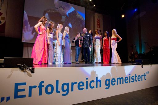 Vorschau Bild von Modedesigner und Meister Nhut La Hong präsentierte seine aktuelle Kollektion am 11. März im Palladium in Wien im Rahmen der Festveranstaltung "Erfolgreich gemeistert". Die Sparte Gewerbe und Handwerk in der Wirtschaftskammer Wien ehrte an diesem Abend rund 300 AbsolventInnen.