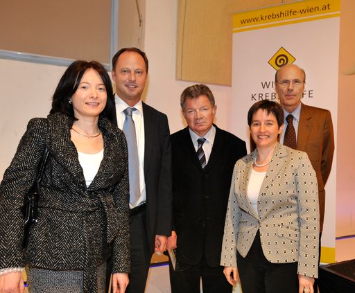 MERKUR, Wiener Krebshilfe und Selbsthilfegruppe Darmkrebs: Gemeinsam gegen 5.000 Darmkrebs-Neuerkrankungen pro Jahr, v.l.n.r.: Mag. Gaby Sonnbichler (GF Wiener Krebshilfe), Mag. Michael Franek (Vorstandsmitglied MERKUR Warenhandels AG), Univ. Prof. Dr. Michael Micksche (Inst. für Krebsforschung Med. Univ. Wien), Mag. Sonja Wehsely (Stadträtin für Gesundheit und Soziales), Prim. Univ. Prof. Dr. Heinz Ludwig (Zentrum für Onkologie Wilhelminenspital)
http://pressefotos.at/m.php?g=1&u=1&dir=200803&e=20080311_d&a=event