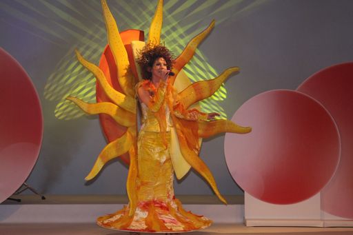 Vorschau Bild von Triumph Show: Hautnah am neuen Design am 11.03.2008, MAK Wien; Sonnenkönigin 'Gordana', Opening der Bademoden-Show in einem "Carneval of Rio" Kostüm als lebende Sonnenblume, läutet die Triumph Summer Times ein.