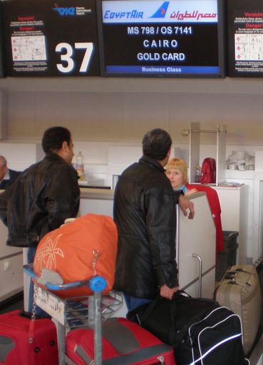  EgyptAir mit Check-In am City Air Terminal:
Erstmals können EgyptAir Fluggäste bereits am City Air Terminal Wien-Mitte einchecken. Auch direkt am Flughafen Wien gelten ab sofort neue und bequemere Check-In-Zeiten. Ab Juni 2008 fliegt EgyptAir täglich von Wien nach Kairo.