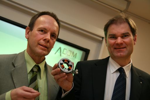 ACCM führt Linz zur Mechatronik-Weltelite, im Bild v.l.n.r.: DI Gerald Schatz (Geschäftsführer ACCM), DI Wilhelm Hofmann (Geschäftsführer ACCM) mit dem lagerlosen Motor
http://pressefotos.at/m.php?g=1&u=54&dir=200803&e=20080313_v&a=event