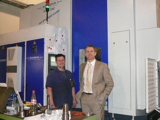  Geschäftsführer Martin Kirchmaier und Lehrlingsausbildner Reinhold Malli vor der der neuen Walzfräsmaschine
