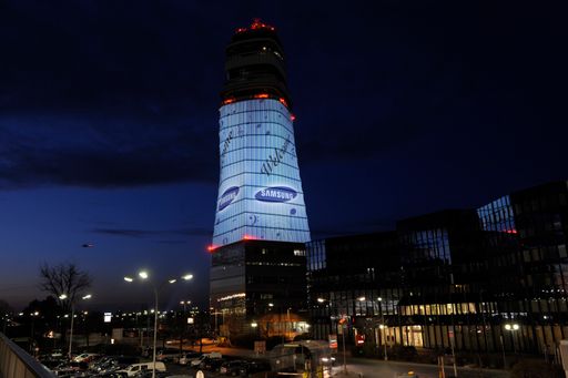 Wiener Flughafen Tower im Samsung Branding