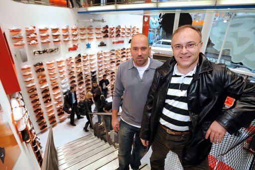 Senkrechtstart in Österreich: Kultlabel Snipes eröffnet Flagshipstore in Wien! v.l.n.r.: Sven Voth (Inhaber Snipes), Peter Wahle (Vorstand Sport Eybl & Sports Experts)
http://pressefotos.at/m.php?g=1&u=1&dir=200803&e=20080314_s&a=event