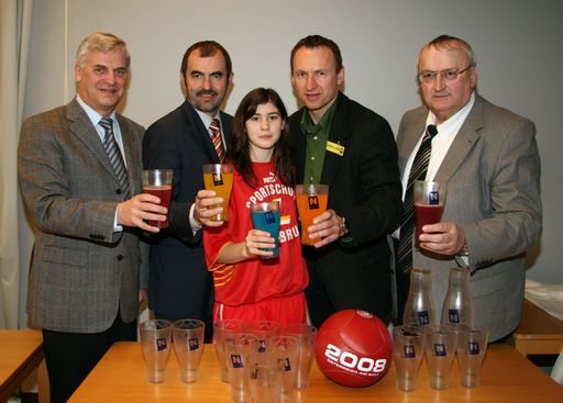 Für Abfallvermeidung auf Niederösterreichs Sportplätzen: Alfred Weidlich, Präsident des NÖ Abfallwirtschaftsvereins, NÖ Umweltlandesrat Josef Plank, Desiree Olbrich, Ex-Internationaler Toni Pfeffer und NÖ Fußballverbandspräsident Johann Gartner