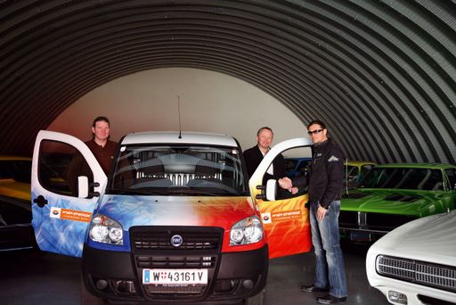  Johannes Angerer (mi.), Leiter der Unternehmenskommunikation bei Fernwärme Wien und Wolfgang Cerha (li.), ebenfalls Fernwärme Wien nahmen das neu designte Abteilungsauto vom österreichischen Airbrush-Künstler Knud Tiroch entgegen.