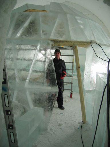 Vorschau Bild von Charly Walter bei der Fertigstellung der Eiskuppel im Dezember 2007