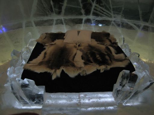 Vorschau Bild von Auf Rentierfellen im Inneren eines Eiskristalles