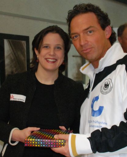 GF Mag. Bettina Haas (im Bild mit Tom Schneider, Mannschaftsführer des deutschen Handballteams) freut sich vor allem in Hinblick auf die Handball-Europameisterschaft 2010, für die das Turnier als "Testlauf" gilt, über die prominenten Gäste in der Region Hall-Wattens.