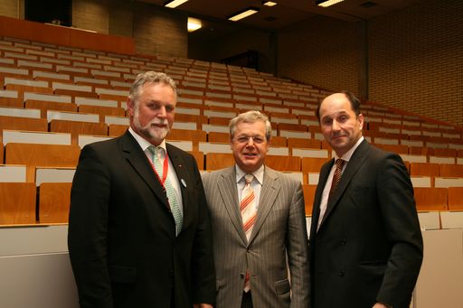  Die "Chemietage 2008" als größte Chemielehrer- veranstaltung Österreichs (26.-28.März, Universität Linz) stehen heuer ganz im Zeichen innovativer und praxisnaher Ansätze für den Chemieunterricht. im Bild v.l.n.r.: Prof. Johann Wiesinger (Präsident des Verbands der Chemielehrer Österreichs (VCÖ)), Dr. Anton Dobart (Sektionschef des Bundesministeriums für Bildung, Wissenschaft und Kultur), Dr. Peter Untersperger (Obmann des Fachverbands der Chemischen Industrie Österreichs (FCIO) - Finanzvorstand Lenzing AG)
http://pressefotos.at/m.php?g=1&u=54&dir=200803&e=20080326_k&a=event