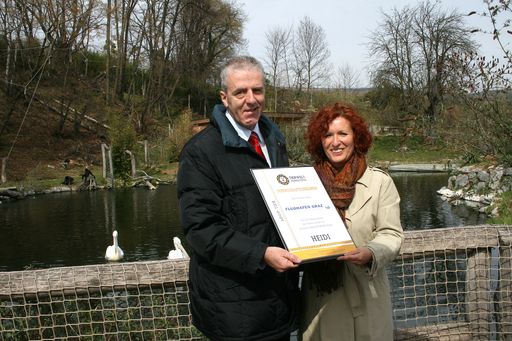 Der Flughafen Graz übernimmt eine Tierpatenschaft für Pelikan "Heidi". Im Bild v.l.n.r.: Mag. Gerhard Widmann, GF Flughafen Graz und Doris Wolkner-Steinberger, GF Tierwelt Herberstein.