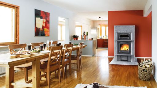  Heizen-Kochen-Backen / Tulikivi-Ofen im Wohnraum mit gedecktem Tisch