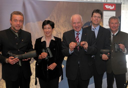 Mit einem Fernglas Tirol auf eine neue Art und Weise entdecken. Das neue Urlaubsangebot Nature Watch wird präsentiert von Johannes Davoras, Vorstandsmitglied Swarovski Optik; Landesrätin Dr. Anna Hosp; Landeshauptmann DDr. Herwig van Staa; Dr. Michael Brandl, Tirol Werbung und Hermann Fercher, Swarovski Optik.