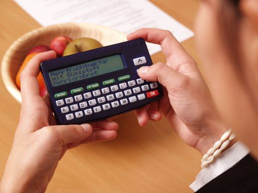 Der Mealus Ernährungscoach ist einfach zu bedienen, hat eine verständliche Gebrauchsanleitung und mehr als 4.500 Lebensmittel in seiner Datenbank eingespeichert: Vom Apfelstrudel bis zum Zimtstern.