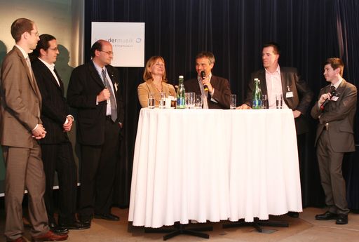 Bei der APA-E-Business-Community diskutierten Experten über regionale Online-Dienste und mobile Lösungen (v.l.n.r.): Alexander Szlezak (Gentics), Rainer Friedl (diamond:dogs), Josef Kauer (Microsoft Deutschland), Sanja Boltek (Kapsch CarrierCom), Thomas Hinterleithner (Gavitec), Peter Hofbauer (DIMOCO) und Martin Schevaracz (APA-IT).