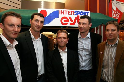 v.l.n.r.: Florian Größwang (Marketingleiter IS Eybl), Wladimir Klitschko, Alexander Palnik (Gewinner Meet & Greet), Vitali Klitschko und Egon Fister (Geschäftsleiter IS Eybl Plus City) 
http://pressefotos.at/m.php?g=1&u=54&dir=200803&e=20080328_p&a=event