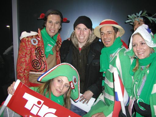 Die Superfans Spanien, Holland, Italien und Griechenland freuten sich über ihr Treffen mit Ludovic Magnin, dem verletzten Vize Kapitän der Schweizer Nationalmannschaft.