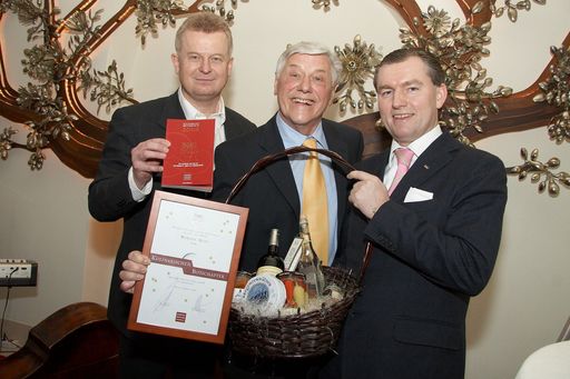 Im Bild v.l.n.r. Christian Bayr (BÖG-Geschäftsführer), Werner Matt (Kochdoyen) und Toni Mörwald (BÖG-Präsident)
http://pressefotos.at/m.php?g=1&u=43&dir=200803&e=20080329_b&a=event