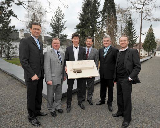 Schloss Lackenbach startet mit neuem Besucherzentrum, ausgebauten Veranstaltungsräume und neu gestalteten Park Saison 2008, v.l.n.r.: Gerhard Wukovits (Vizebürgermeister Lackenbach), Heinrich Dorner (Bürgermeister Lackenbach), Karl Wessely (Leiter Kultur Marketing Esterházy Privatstiftung), Stefan Ottrubay (Generaldirektor Esterházy Privatstiftung), Christian Waldner (AllesWirdGut Architektur ZT), Oliver Gachowetz (3:0 Landschaftsarchitektur)
http://pressefotos.at/m.php?g=1&u=1&dir=200803&e=20080328_e&a=event