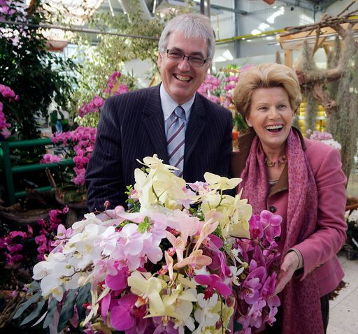 Orchideenschau bei Bellaflora Innsbruck am 28. März 2008 mit Vorträgen und einem Besuch von Innsbrucks Bürgermeisterin Hilde Zach. v.l.n.r.: Nikolaus Thaller (GF Bellaflora) mit Orchideen-Strauß für Hilde Zach (Bürgermeisterin Innsbruck)
http://pressefotos.at/m.php?g=1&u=57&dir=200803&e=20080331_b&a=event