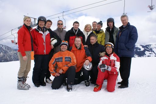 Nach drei intensiven Seminartagen in Alpbach gönnten sich Wolfgang Vyslozil (Vorsitzender der Geschäftsführung APA), Peter Kropsch (Geschäftsführer APA), Jann Jenatsch (CEO KEYSTONE), Konrad Tretter (Marketingdirektor APA), Edith Dörfler (Geschäftsführerin APA-PictureDesk) mit ihren Teams gemeinsam mit Michael Mairhofer vom Alpbachtal Seenland Tourismus einige Stunden Erholung am Wiedersbergerhorn.