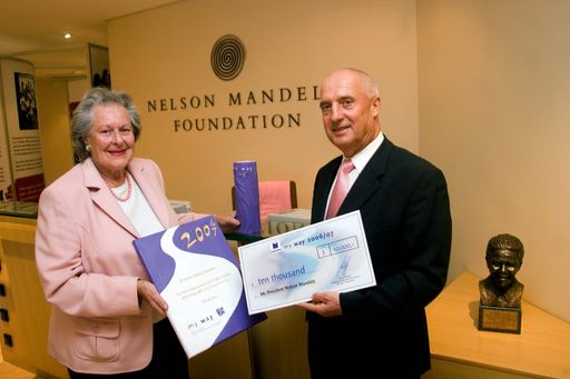 Vorschau Bild von Den mit 10.000 USD dotierten Preis der österreichischen Privatstiftung my way nimmt  NMF - Vorstand Irene Menell stellvertretend für Preisträger Nelson Mandela am 31.3.2008 in Johannesburg von my way - Vorstand Ernst Fischer entgegen.