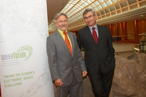 Elektroaltgeräte gegen Rohstoffknappheit und Treibhauseffekt
Im Bild v.l.n.r. Dr. Andreas Röthlisberger (Präsident des WEEE Forums) und
Dr. Helmut Kolba (Chairman System Manager des WEEE Forums) 
http://pressefotos.at/m.php?g=1&u=43&dir=200804&e=20080403_w&a=event