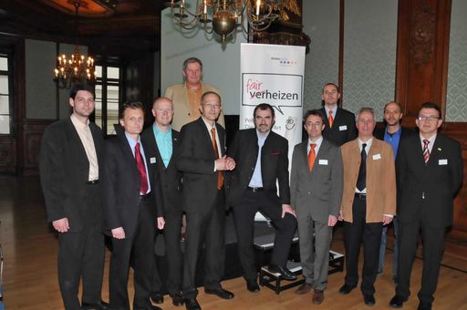  Pellets & Co nun auch im Geschoßwohnbau im Kommen - v.l.n.r.: DI Stefan Härtl, Heimat Österreich; Ing. Christian Mayerhofer-Burger, Agrar Plus; Egon J. Berger, Weber Haustechnik; Dr. Robert Korab, raum & kommunikation; Dr. Christian Rakos, proPellets Austria; Landesrat Josef Plank; Mag. Bernd Gottinger, iip innovation in progress; BM DI Michael Sillipp, Wien Süd Gemeinützige Bau- u. Wohnungsgenossenschaft; Helmut Meisl, GSWB-Gemeinn. Salzburger WohnbaugesmbH; Michael Bockhorni, AEE Wien NÖ; Prok. Otmar Amon, GEDESAG-Gemeinn. Donau-Ennstaler SiedlungsAG 
http://pressefotos.at/m.php?g=1&u=38&dir=200804&e=20080402_a&a=event