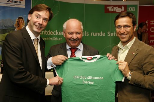 v.l. Josef Margreiter, Hannes Bodner und HansTage Harald Lundborg wünschen der U15 Auswahl des BNZ Tirol, die beim CORDIAL Cup die Tiroler Farben vertreten werden, viel Glück und Erfolg.