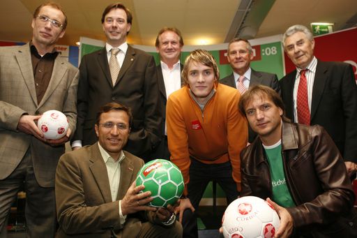 Vorschau Bild von v.l. Max Salcher, GF TVB Kitzbüheler Alpen Brixental, Wirtschaftslandesrat und EURO-Koordinator Hannes Bodner, Josef Margreiter, Geschäftführer der Tirol Werbung, Hans Grübler, Initiator und Organisator des CORDIAL Cups, Andreas Hölzl, Wacker- und eh. CORDIAL Cup Spieler, Werner Kern, Jugend- und Amateurkoordinator des FC Bayern, Christoph Westerthaler, Wacker-Legende, und Dir. Erwin Lentner präsentierten den CORDIAL Cup 2008.