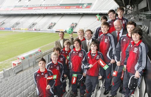 Vorschau Bild von v.l. Josef Margreiter, Hannes Bodner und HansTage Harald Lundborg wünschen der U15 Auswahl des BNZ Tirol, die beim CORDIAL Cup die Tiroler Farben vertreten werden, viel Glück und Erfolg.