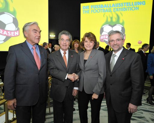 Eröffnung: herz:rasen - die Fußballausstellung, v.l.n.r.: Beppo Mauhart (ÖFB Ehrenpräsident), Dr. Heinz Fischer (Bundespräsident), Dr. Gabriele Zuna-Kratky (Direktorin Technisches Museum), Wilhelm Molterer (Vizekanzler, Finanzminister)
http://pressefotos.at/m.php?g=1&u=1&dir=200804&e=20080403_h&a=event
