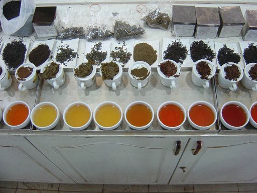 Vorschau Bild von Wie jedes Jahr freuen wir uns mit Spannung auf die frischen Teemuster der ersten Pflückung (First Flush) nach der Winterpause aus Darjeeling (Nordindien). Die Tees wurden von unseren Tea-Tastern sorgfältig verkostet, ausgewählt und nun eine kleine Menge per Flugzeug eingeflogen. (Teeverkostung "Darjeeling 2008")