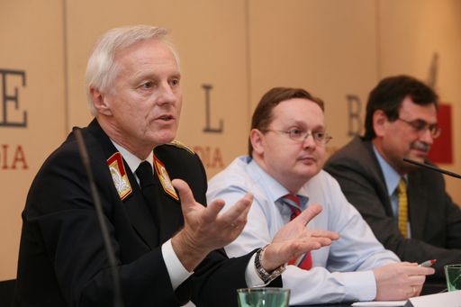 Vorschau Bild von v.l.n.r.:Perner (Branddirektor Feuerwehr Wien), Lunzer (Chefredakteur "Die Österreichische Feuerwehr"), Rudel (Leiter Klimatologie, ZAMG)
