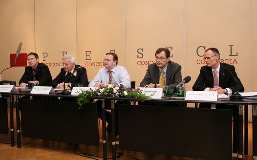 Vorschau Bild von v.l.n.r.: Schwarzl (Organisationsreferent, Österr. Zivilschutzverband), Perner (Branddirektor Feuerwehr Wien), Lunzer (Chefredakteur "Die Österreichische Feuerwehr"), Rudel (Leiter Klimatologie, ZAMG), Lackner (Vorstand UNIQA Sachversicherung)