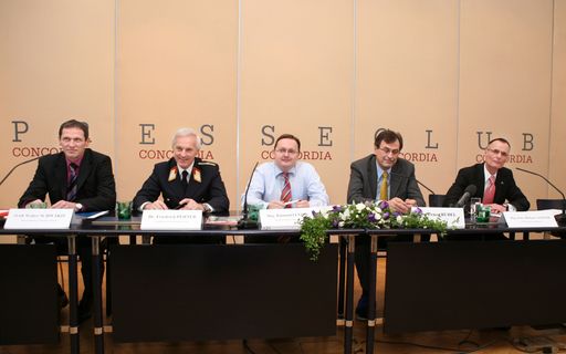  v.l.n.r.: Schwarzl (Organisationsreferent, Österr. Zivilschutzverband), Perner (Branddirektor Feuerwehr Wien), Lunzer (Chefredakteur "Die Österreichische Feuerwehr"), Rudel (Leiter Klimatologie, ZAMG), Lackner (Vorstand UNIQA Sachversicherung)