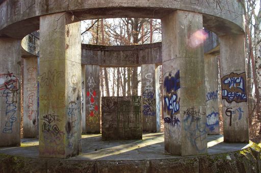 Vorschau Bild von Mahnmal mit Graffitis vor  der Reinigung