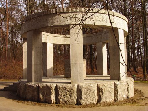 Vorschau Bild von Mahnmal mit Graffitis nach der Reinigung