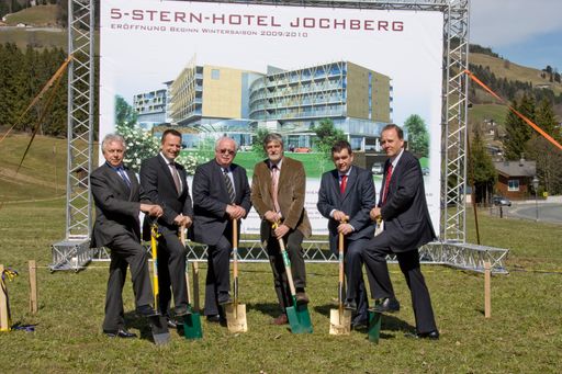 Im Bild v.l.n.r.: Dr. Horst-Ludwig Tiefenthaler (Tiefenthaler-Consulting), Martin Lachout (Vorstand Vienna International) Dkfm. Georg Stefan Folian (Amber- und Bocca Privatstiftung), Bürgermeister Heinz Leitner, Ing. Friedrich Gruber (Geschäftsführer Porr Solutions), DI Johannes Dotter (Vorstand Porr AG)