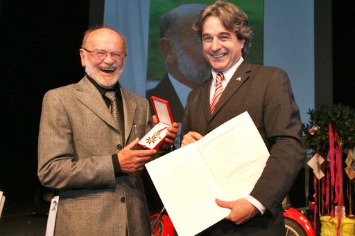 "25 Jahre Psychobiographisches Pflegemodell nach Erwin Böhm - Ein Paradigmenwechsel in der Altenpflege!" Im Bild v.l.n.r.: Prof. Erwin Böhm (Begründer des Psychobiographisches Pflegemodell) und BM Erwin Buchinger
Weitere Bilder abrufbar unter:
http://pressefotos.at/m.php?g=1&u=52&dir=200804&e=20080410_p&a=event