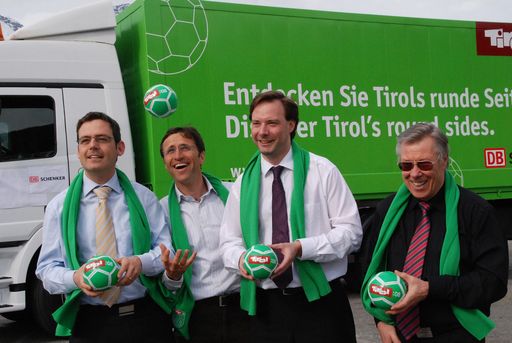 Tourismus und Wirtschaft im Doppelpass für den Standort Tirol : v.l. Dr. Harald Gohm, Geschäftsführer der Zukunftsstiftung Tirol, Josef Margreiter, Geschäftsführer der Tirol Werbung, LR Mag. Hannes Bodner, EURO Koordinator für Tirol, und Direktor Hans Dieter Salcher, SCHENKER & CO AG, geben den Startschuss für die Tirol:08 Aktionsshow in Mailand, Madrid, München, Stockholm und Moskau.