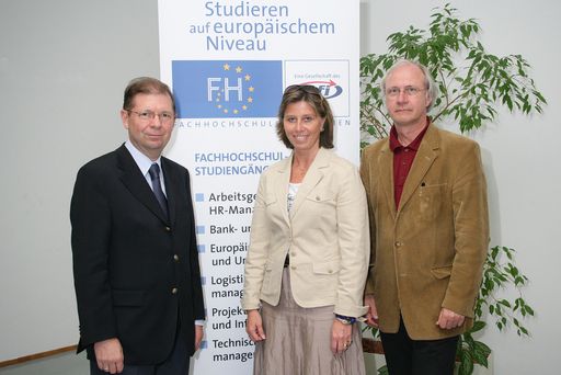 v.l.n.r.: Dr. Helmut Holzinger (Geschäftsführer FH des bfi Wien), Mag.a Andrea Prantl (Spendenbetreuung St. Anna Kinderkrebsforschung), Univ. Doz. Dr. Peter Ambros (stv. Leiter der St. Anna Kinderkrebsforschung).