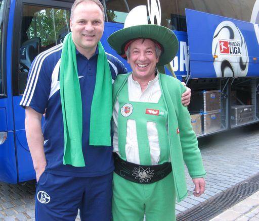 deutsch-österreichische Freundschaft: Schalkes Co-Trainer Oliver Reck begrüßt die Tirol:08 Superfans vor dem Championsleague - Spiel in Barcelona.