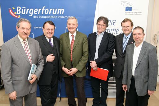  v.l.n.r.: KR Viktor Sigl (Wirtschaftslandesrat OÖ), Dr. Paul Rübig (Abgeordneter zum Europäischen Parlament), Ing. Harald Ettl (Abgeordneter zum Europäischen Parlament), Dr. Johann Mayr (Finanzstadtrat Linz), Dr. Johannes Jetschgo (ORF OÖ, Moderation), Mag. Wolfgang Hiller (Leiter Informationsbüro des Europäischen Parlaments)
http://www.pressefotos.at/album/1/54/200804/20080411_e/