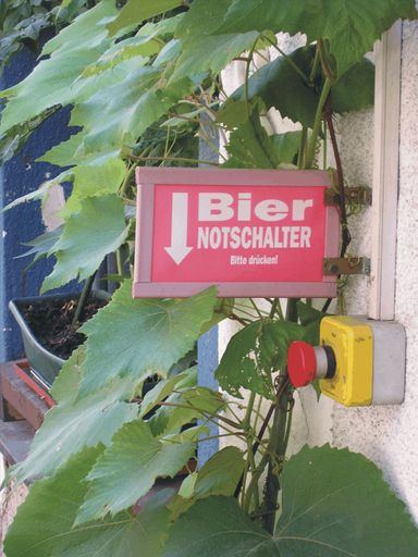  Das Bierlokal Hawidere in Wien hat sich für die Fußball Europameisterschaft wieder etwas ganz besonderes einfallen lassen: Für die Fußballfans werden 16 Bierspezialitäten aus allen Teilnehmerländern importiert und zu den aktuellen Spielen angeboten.